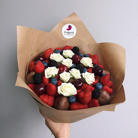 Букет из ягод и цветов Сочный микс - Фото 1