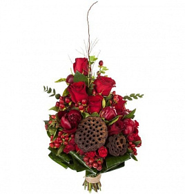 Оригинальный букет из пионов, роз и гиперикума