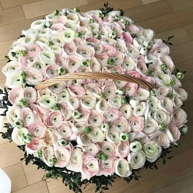 Корзина с ранункулюсами