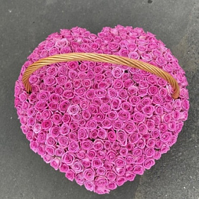 Корзина роз в форме сердца