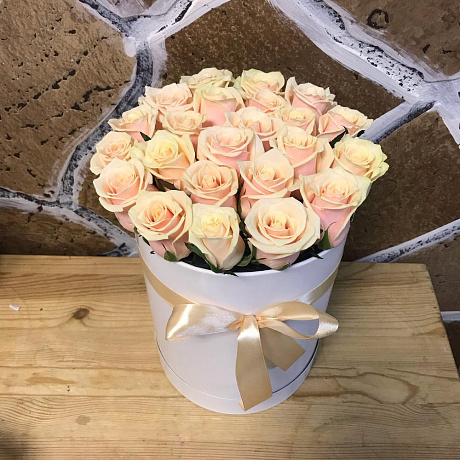 Шляпная коробочка с кремовыми розами - Фото 1