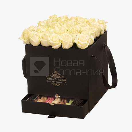 35 белых роз в большой черной коробке шкатулке с макарунсами - Фото 1