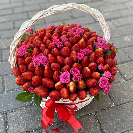 Букет цветов Клубничная корзина - Фото 1