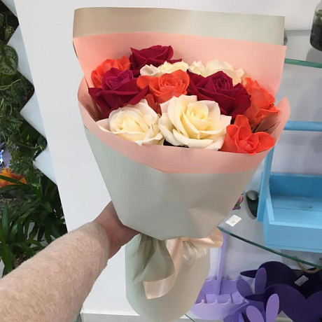 Букет из 11 разноцветных роз - Фото 1