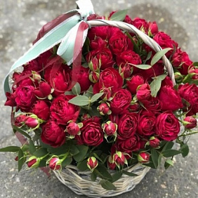 Красные кустовые розы в корзине