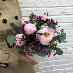 Шляпная коробка с пионами