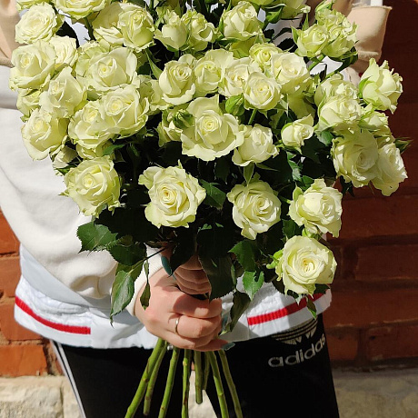 Букет из 9 белых кустовых роз - Фото 1