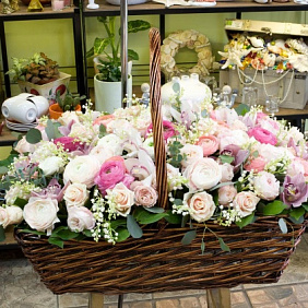 Корзина с цветами Наслаждение роскошью