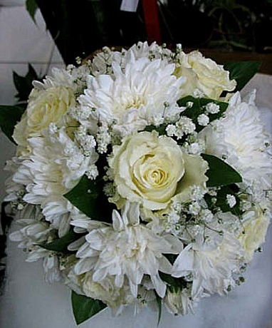 Букет невесты из белых хризантем и роз - Фото 1