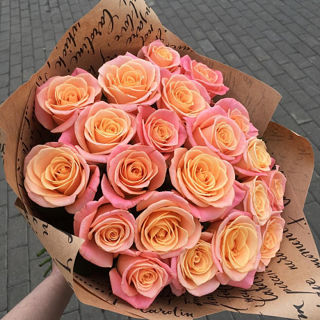 Букет 21 персиково-розовая роза 60см. - Фото 1