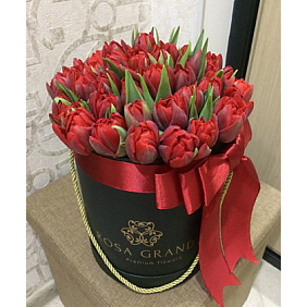 59 красных тюльпанов в большой черной шляпной коробке №511