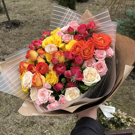 Монобукет 29 кустовых роз микс - Фото 1