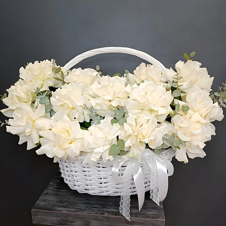Белая подарочная композиция из цветов - Фото 1