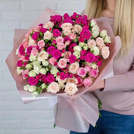 Кустовая микс роза в букете - Фото 1