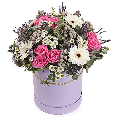 Букет Герберы, розы и кустовые хризантемы в средней шляпной коробке