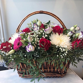 Композиция цветов в корзине 007