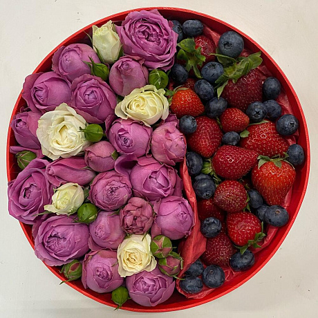 Коробка с цветами и ягодами - Фото 1