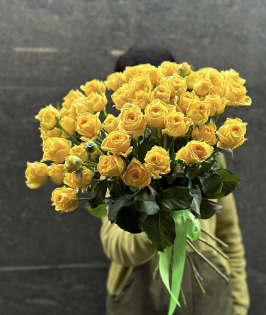 Букет из 19 желтых кустовых роз - Фото 1