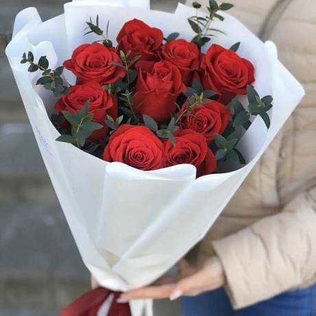 Букет красных роз с веточками эвкалипта - Фото 1