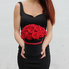 Красные розы в чёрной коробке