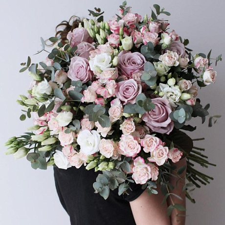 Букет из роз и эустомы с эвкалиптом - Фото 1