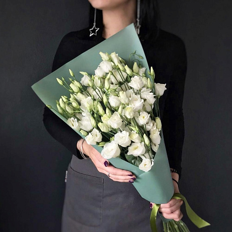 Букет из 25 лизиантусов в дизайнерской упаковке - Фото 1