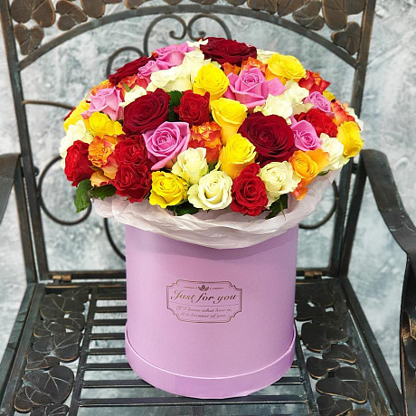 Большой букет из разноцветных роз в шляпной коробке №2 - Фото 1