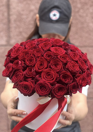 51 красная роза в белой/бежевой коробке - Фото 1