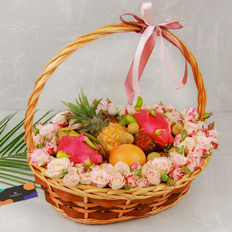 Корзина Кустовые розы с экзотическими фруктами - Фото 1