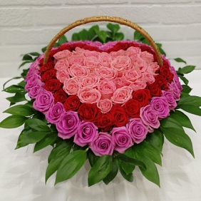 101 роза в корзине в виде сердце