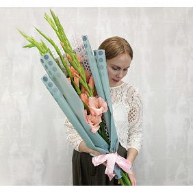 5 Гладиолусов с зеленью в дизайнерской упаковке