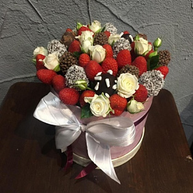 Клубника в коробке «Прелесть»