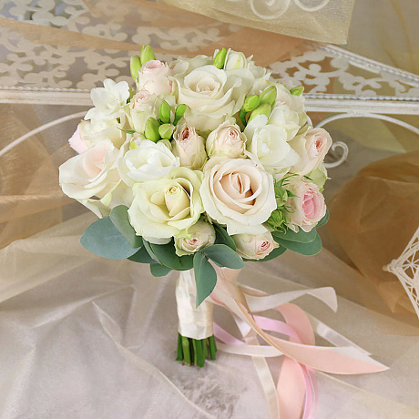 Букет невесты кустовых роз и фрезии - Фото 1