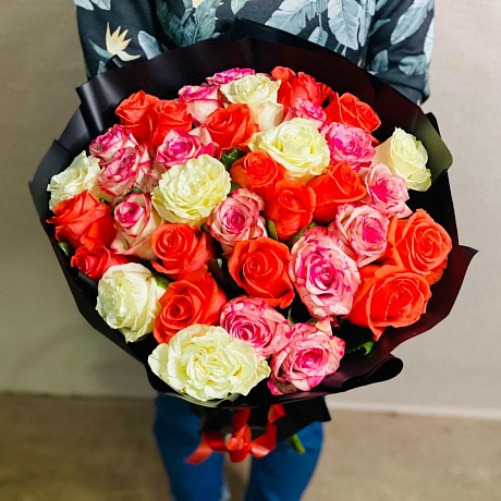 Букет из 35 разноцветных роз - Фото 1