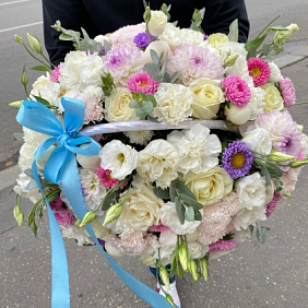 Корзина с роскошными цветами