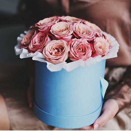 51 розовая кустовая пионовидная роза в большой голубой шляпной коробке №319 - Фото 1