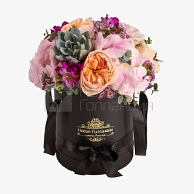 Композиция цветов в черной шляпной коробке "Джульетта"