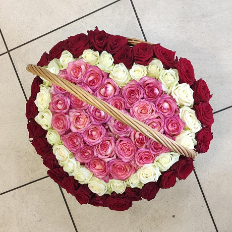 Корзина с цветами в виде сердца (розы одноголовые) - Фото 1