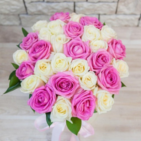 Коробка из 29 белых и розовых роз