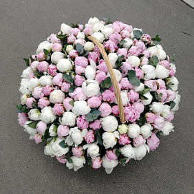 Пионы в корзине микс рай