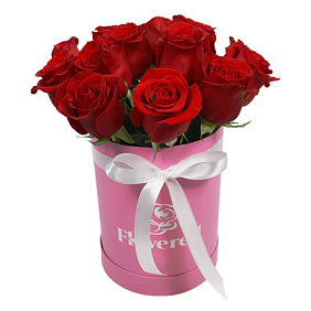 15 красных роз в розовой маленькой шляпной коробке