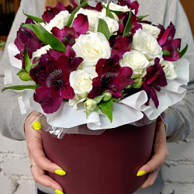 Шляпная коробка с альстромерией и розами "Мистика"
