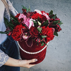 Композиция цветов "Нефертити" в бархатной коробке