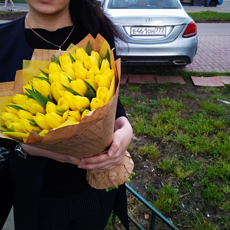 51 желтый тюльпан в крафте - Фото 1