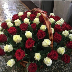 Корзина с цветами 65 роз