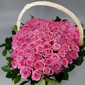 Большое розовое сердце из цветов