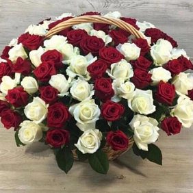 Корзина из 101 красно-белой розы