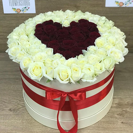 Коробка XXL из 101 белой и красной розы. Сердце из роз. N405 - Фото 1