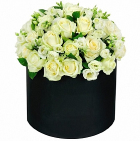 Розы и эустомы в бархатной шляпной коробке