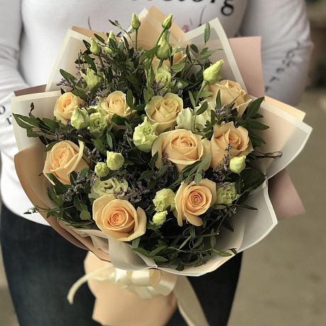 Авторский букет из кремовых роз и эустомы N358 - Фото 1